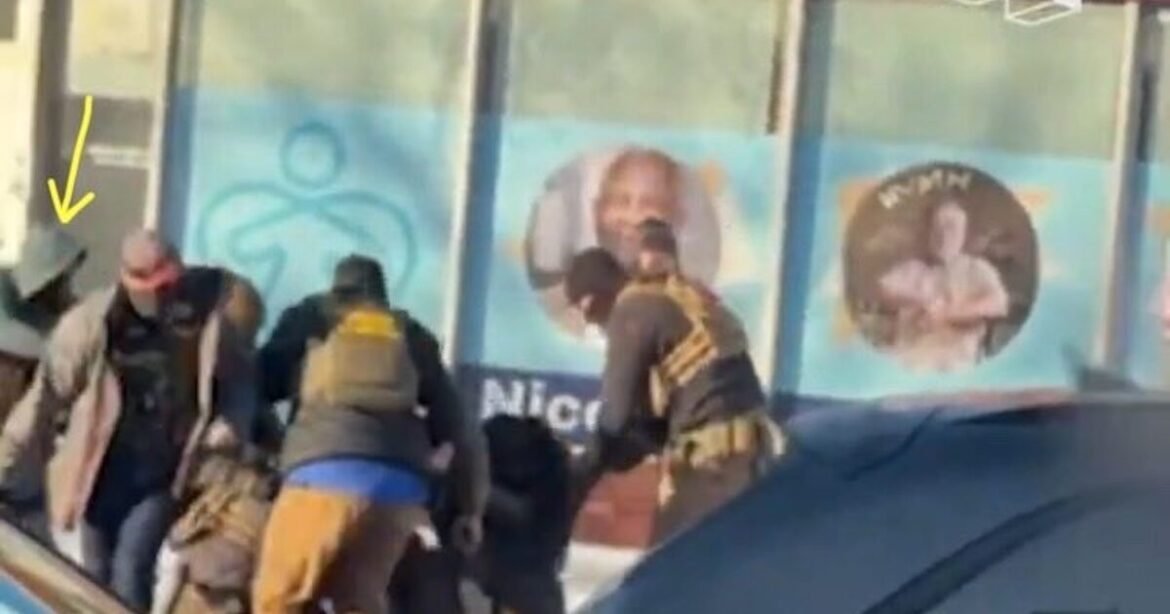 Πράκτορας με πολιτικά άρπαξε το νόμιμο όπλο του 37χρονου λίγο πριν από την εκτέλεση στη Μινεάπολη (βίντεο)