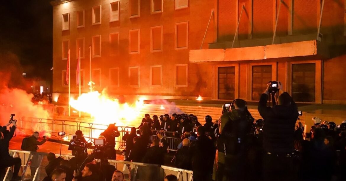 Μολότοφ και δακρυγόνα στα Τίρανα κατά της κυβέρνησης Ράμα για το σκάνδαλο Μπαλούκου (βίντεο)
