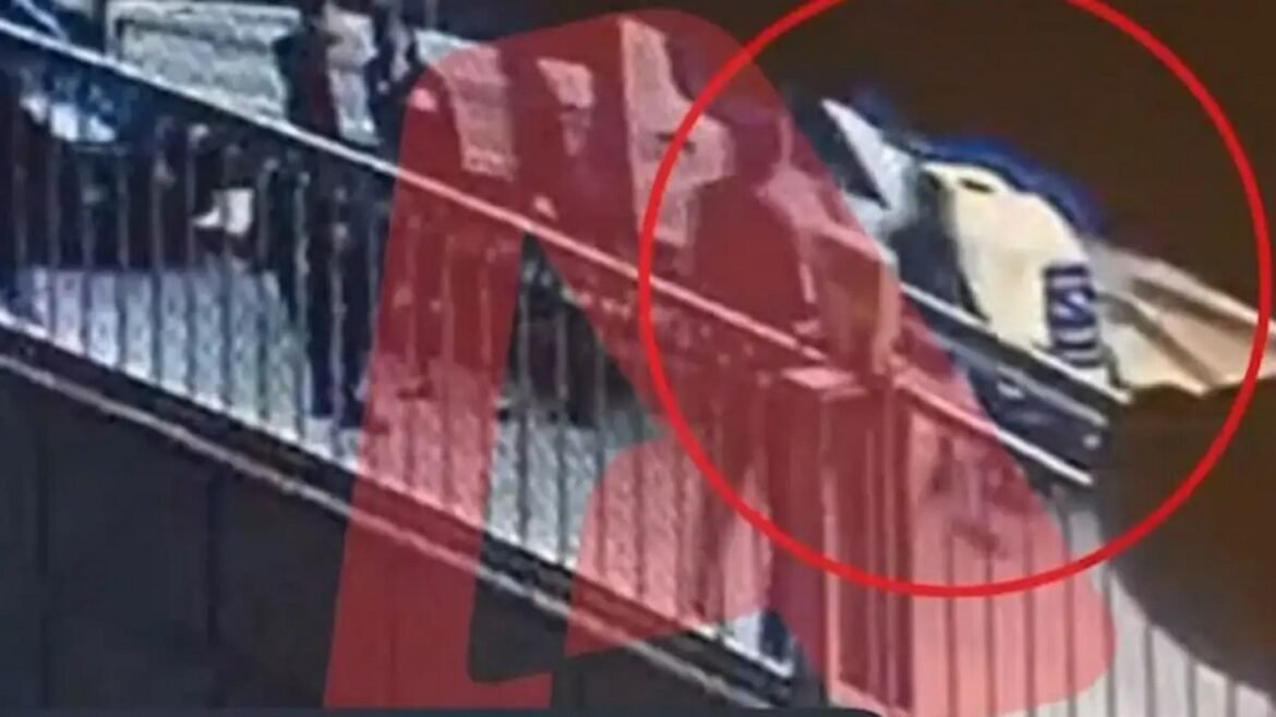 Γαλάτσι: Βίντεο ντοκουμέντο από την επίθεση κουκουλοφόρων σε σχολείο με ρόπαλα και βεγγαλικά