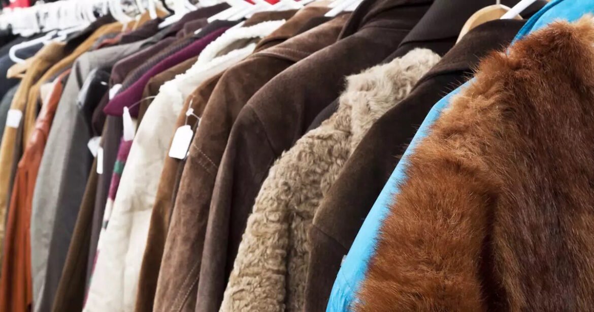 Χειμερινές εκπτώσεις 2026: Η κακοκαιρία «έσωσε» τα παλτά που έμειναν πέρυσι στις κρεμάστρες