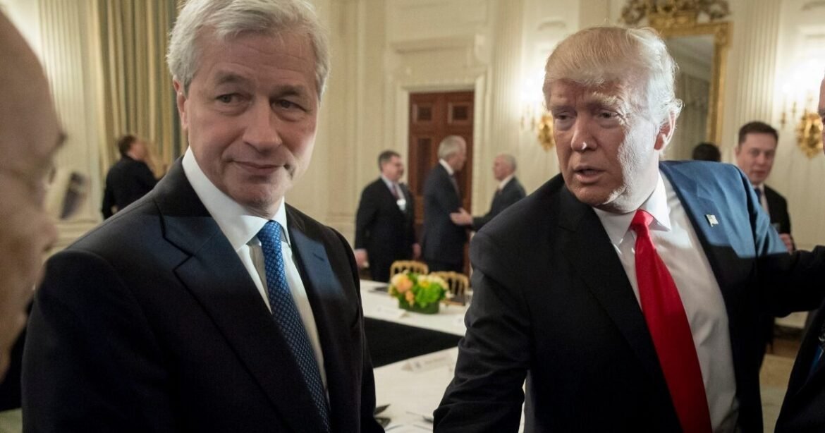 O «πόλεμος» του Τραμπ με την JP Morgan και τον ελληνικής καταγωγής CEO Jamie Dimon: Τα παρασκήνια της Wall Street