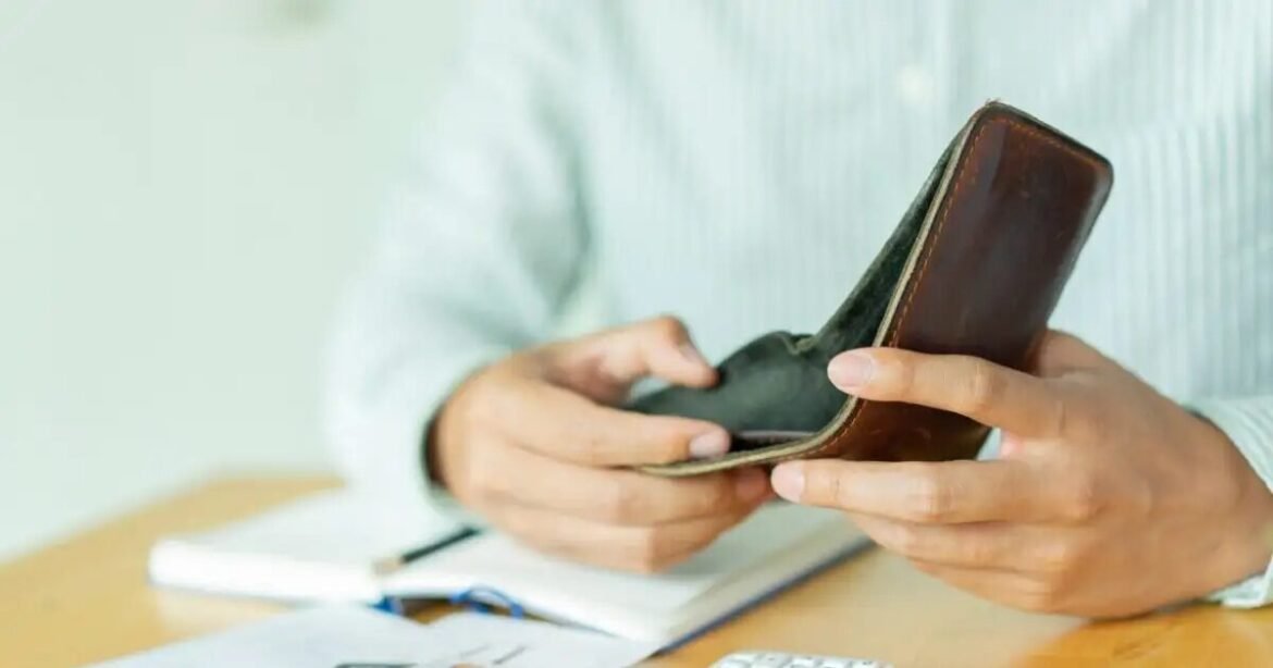 Αυξήσεις μισθών για ένα εκατομμύριο εργαζόμενους – Αναλυτικά παραδείγματα