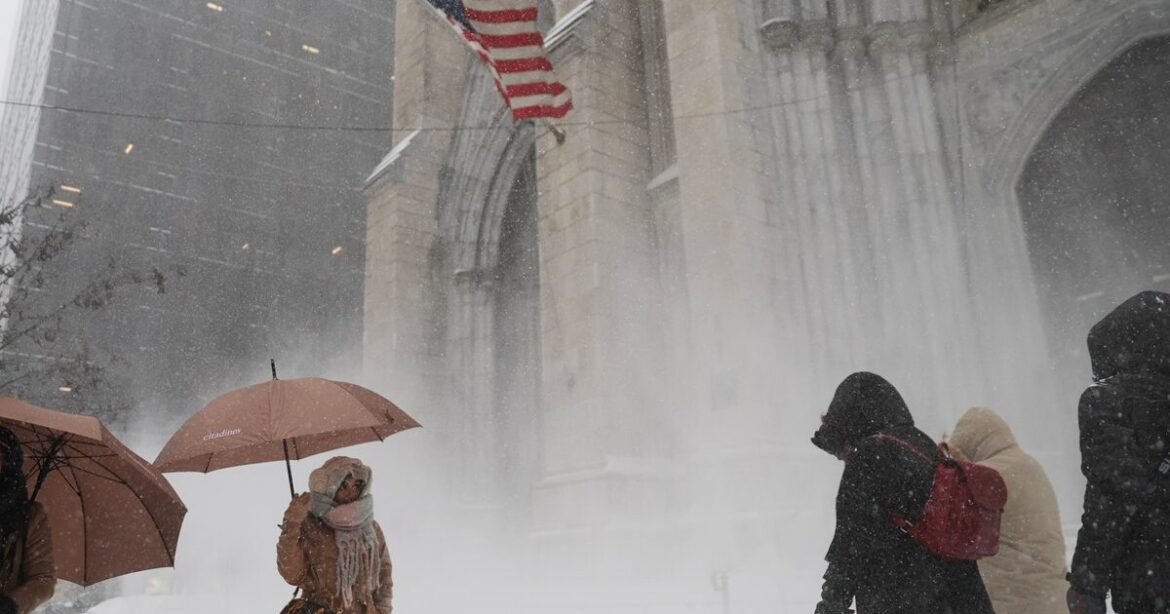 Ιστορική χιονοκαταιγίδα «χτυπά» τις ΗΠΑ: Επτά νεκροί, 185 εκατομμύρια σε έκτακτη ανάγκη – Δείτε φωτογραφίες