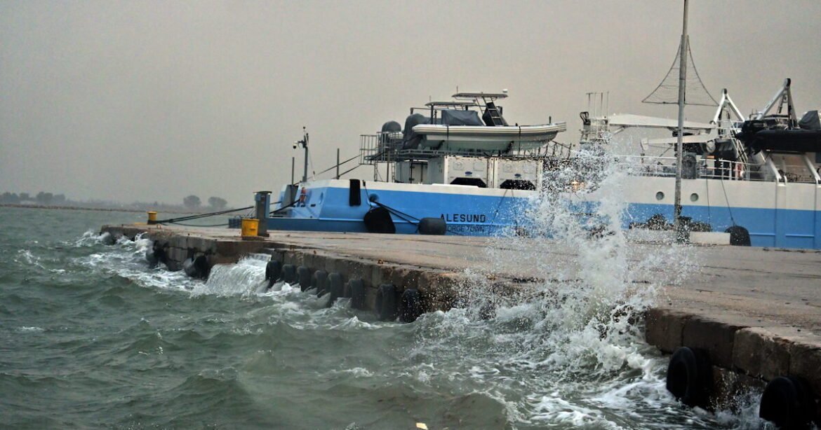 Απαγορευτικό απόπλου σε δρομολόγια από Πειραιά, Ραφήνα και Λαύριο λόγω των έντονων καιρικών φαινομένων