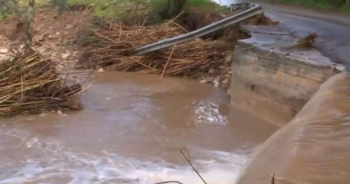 Σπάτα: Ξεχείλισε το ρέμα Βάρδα – Διακόπηκε η κυκλοφορία προς Πικέρμι