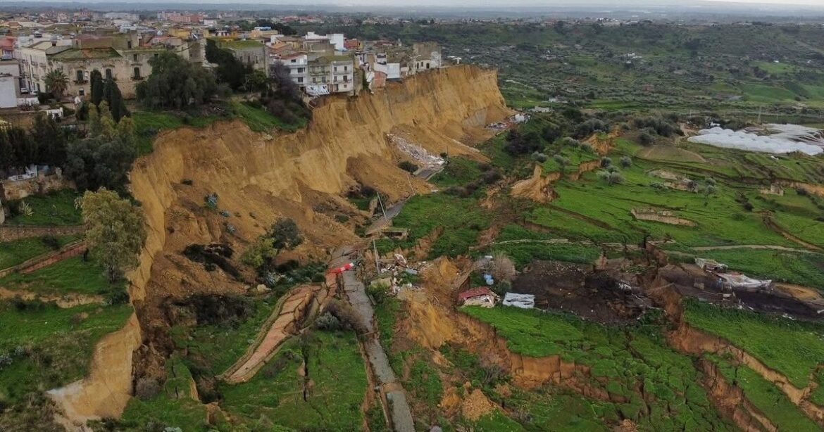 Τεράστια κατολίσθηση στη Σικελία – Εγκατέλειψαν τα σπίτια τους πάνω από 1000 κάτοικοι (Βίντεο)
