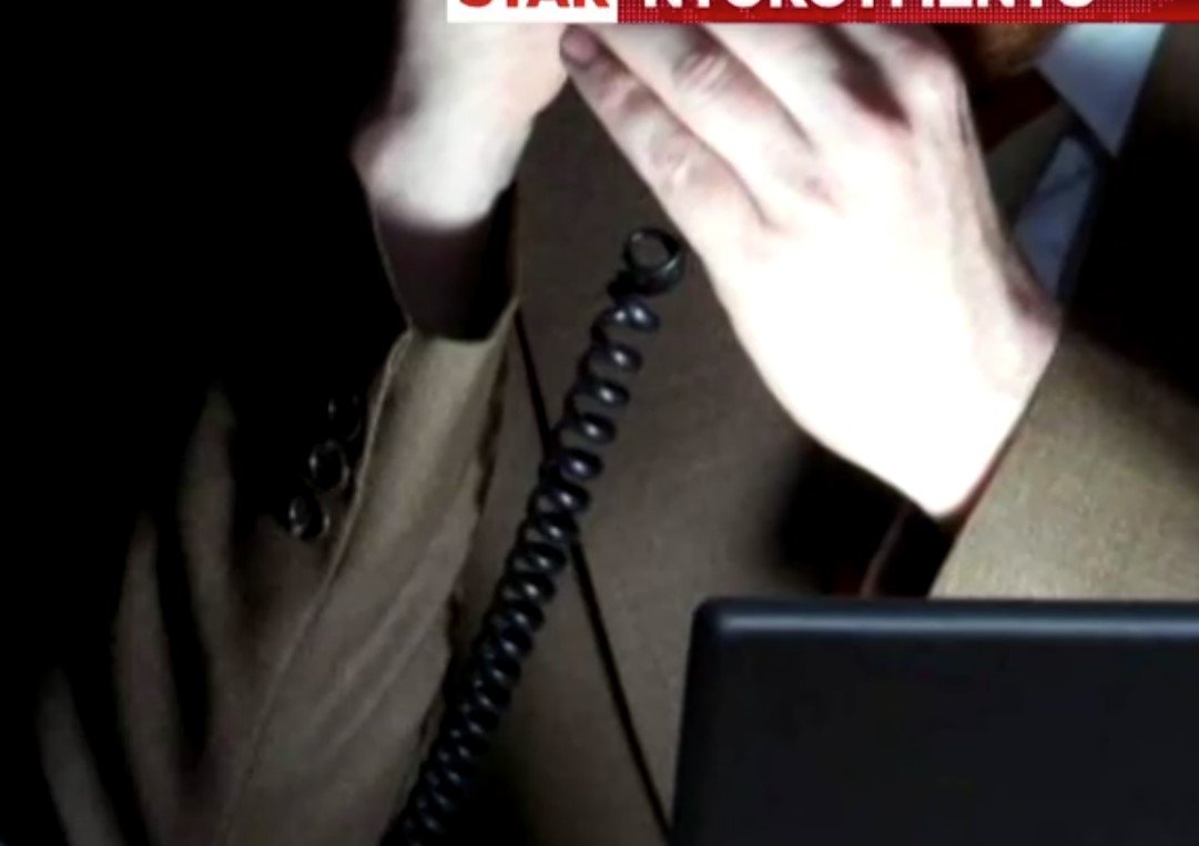 Άνδρας παριστάνει τη “χτυπημένη” κόρη ηλικιωμένης – Τη βρίζει και την απειλεί όταν εκείνη δεν