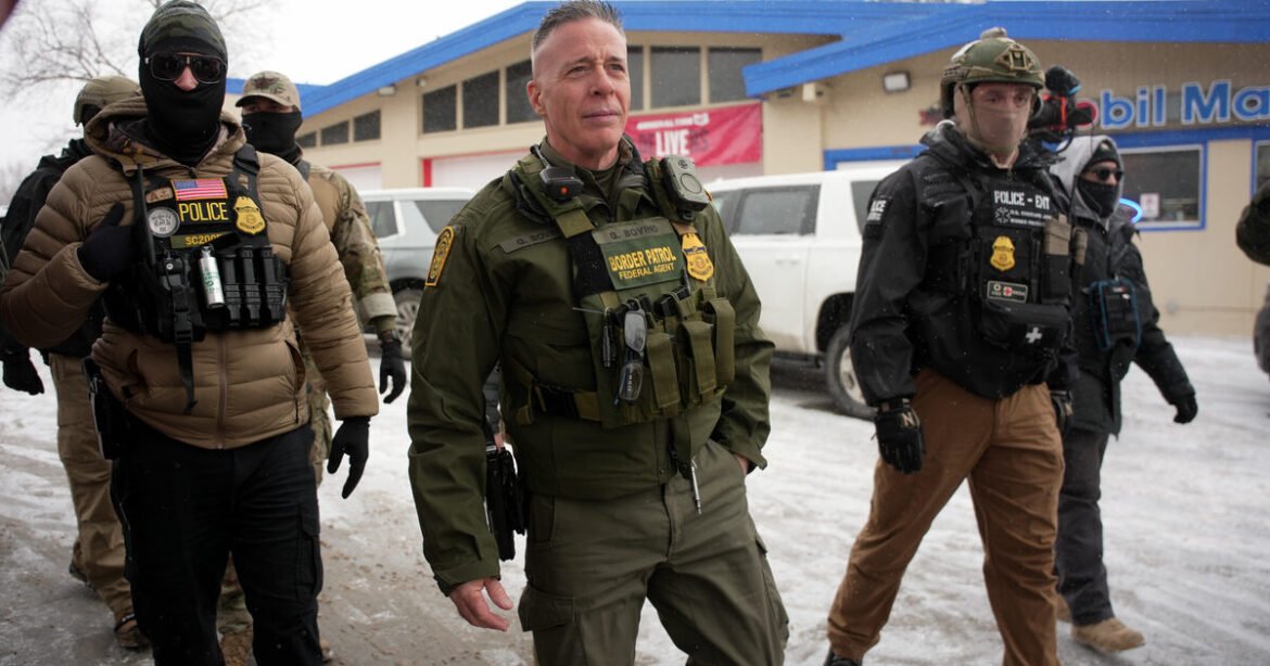 Ένα βήμα πίσω από τον Τραμπ στη Μινεάπολη: Αποσύρει τον «σκληρό» Μποβίνο