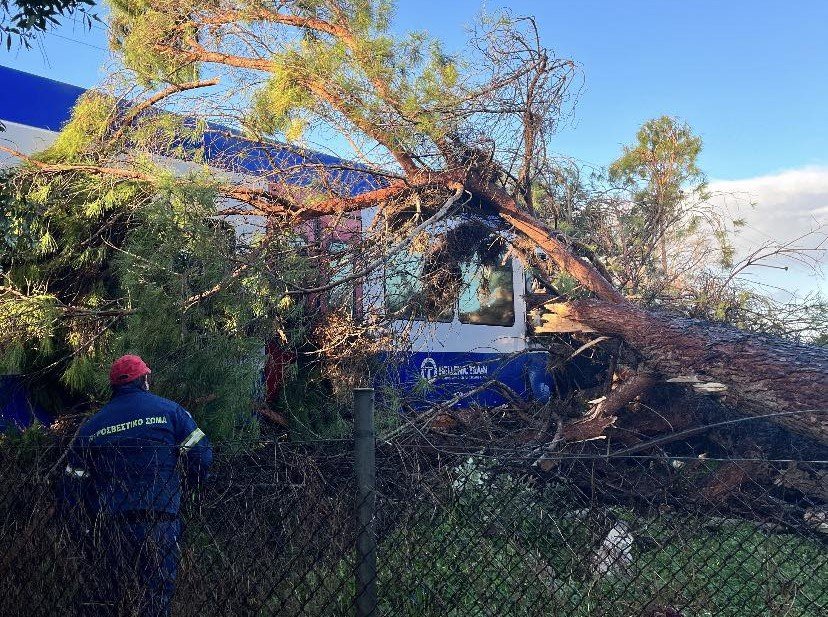 Πύργος: Συγκλονίζει η μαρτυρία του μηχανοδηγού – «Το δέντρο έπεφτε πάνω μου, ευτυχώς ο Θεός με γλίτωσε»