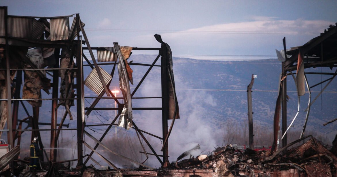 Νέες εικόνες από το κουφάρι του εργοστασίου της Βιολάντα – Ρίψεις νερού για τρίτη ημέρα (Βίντεο)