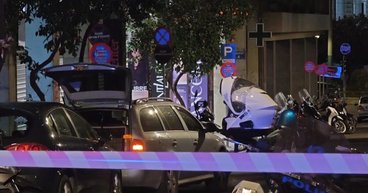 Κλειστή η Ομήρου στο κέντρο: ΤΕΕΜ ελέγχουν ύποπτη μηχανή έξω από την Τράπεζα της Ελλάδος