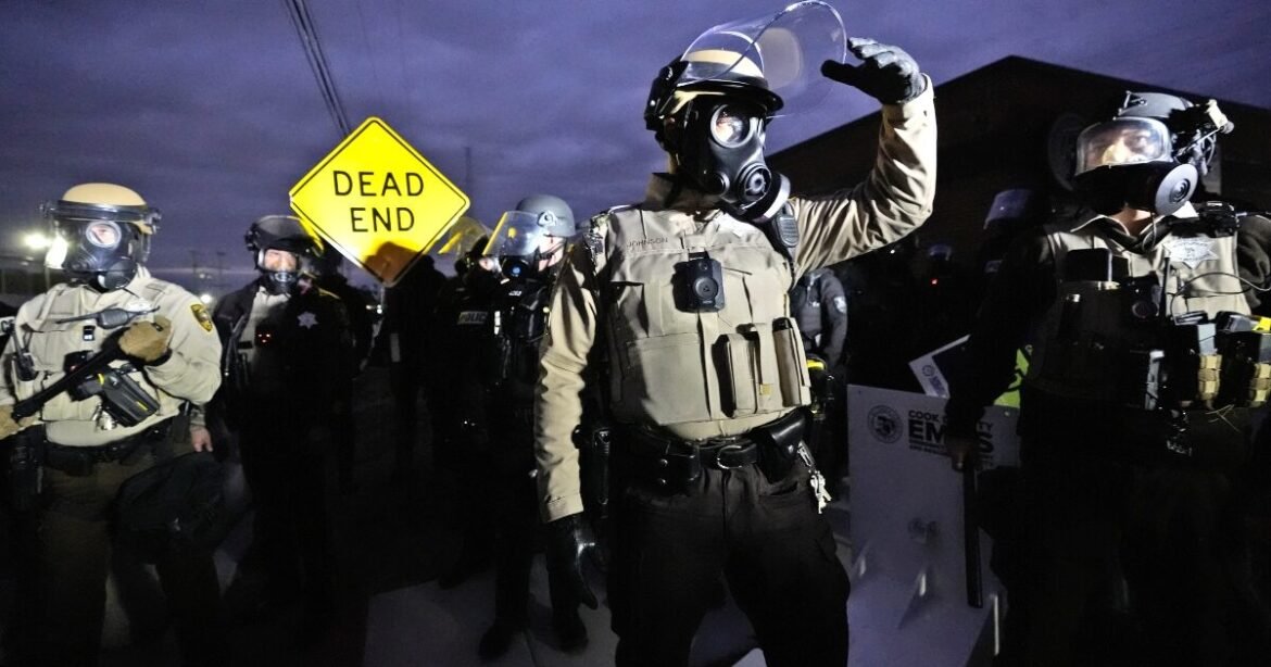 «Μαλακώνουν» οι οδηγίες στην ICE μετά τους φόνους στη Μινεάπολη – «Μη μιλάτε με ταραχοποιούς»