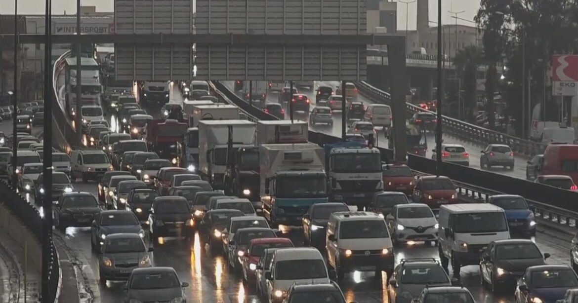 «Άνοιξαν» οι ουρανοί στην Αθήνα – Μεγάλο μποτιλιάρισμα στον Κηφισό