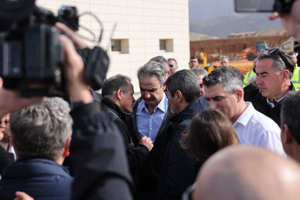 Στο Καστέλι ο Μητσοτάκης – υπογράφεται η σύμβαση για τα συστήματα αεροναυτιλίας