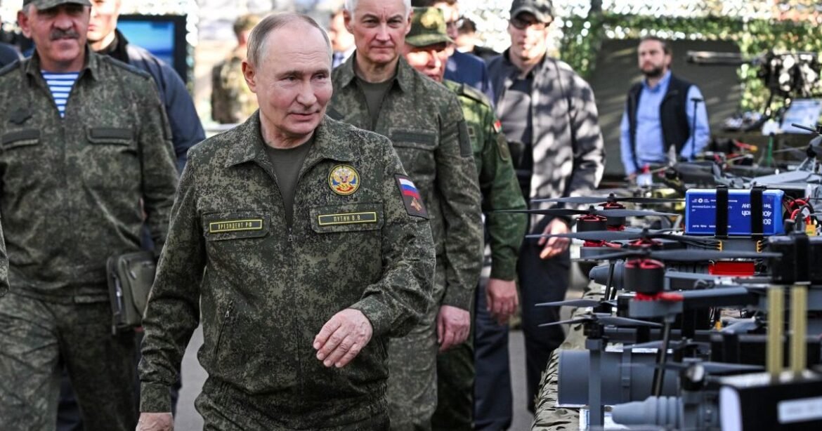 Αυξήθηκαν τα έσοδα της Ρωσίας από πωλήσεις όπλων, παρά τις δυτικές πιέσεις στους πελάτες της