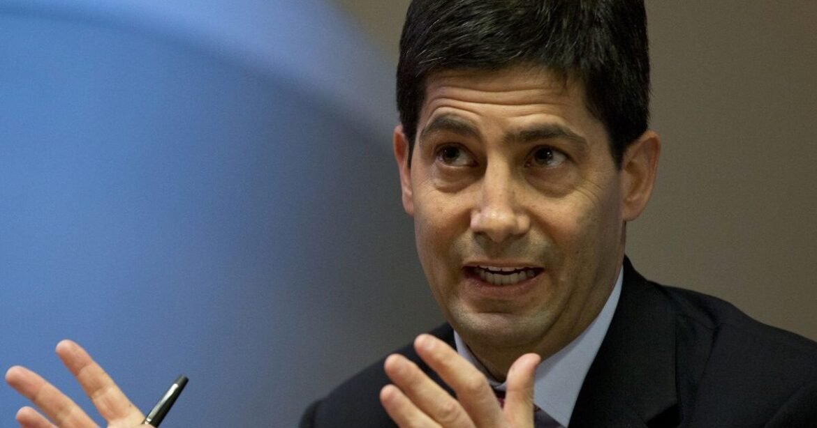 Ο εκλεκτός του Τραμπ για τη Fed στα αρχεία Έπσταϊν – Καλεσμένος σε πάρτι στο St. Bart’s