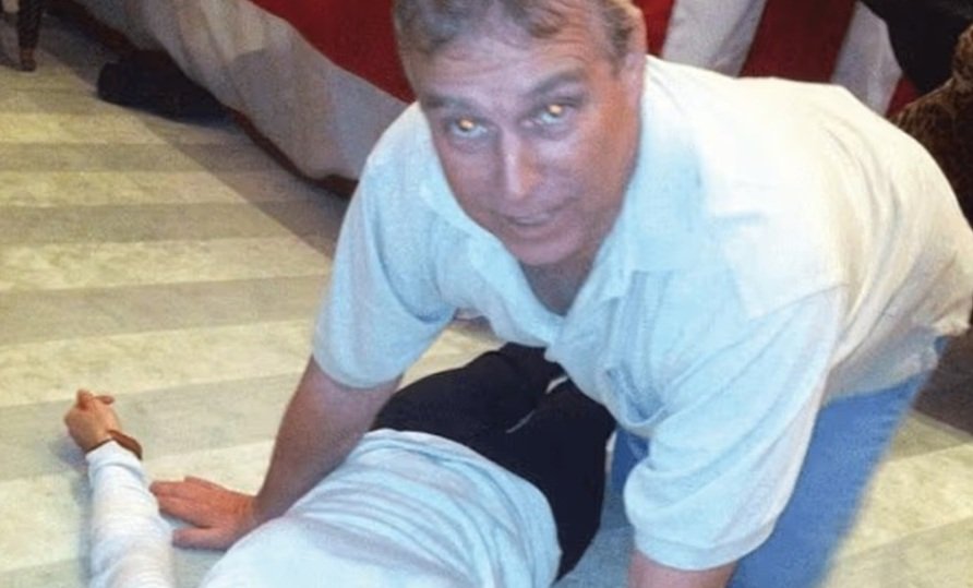 Αρχεία Έπσταϊν: Φωτογραφίες δείχνουν τον πρίγκιπα Άντριου σκυμμένο πάνω από γυναίκα