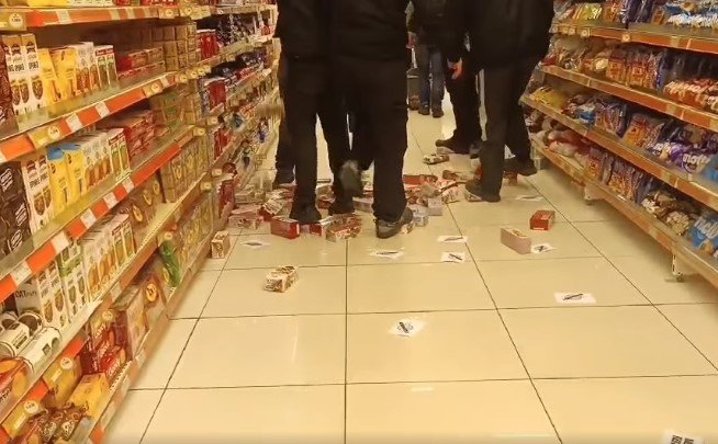 Βόλος: Εισβάλλαν σε σούπερ μάρκετ και πετούσαν από τα ράφια ποδοπατώντας τα προϊόντα «Βιολάντα»