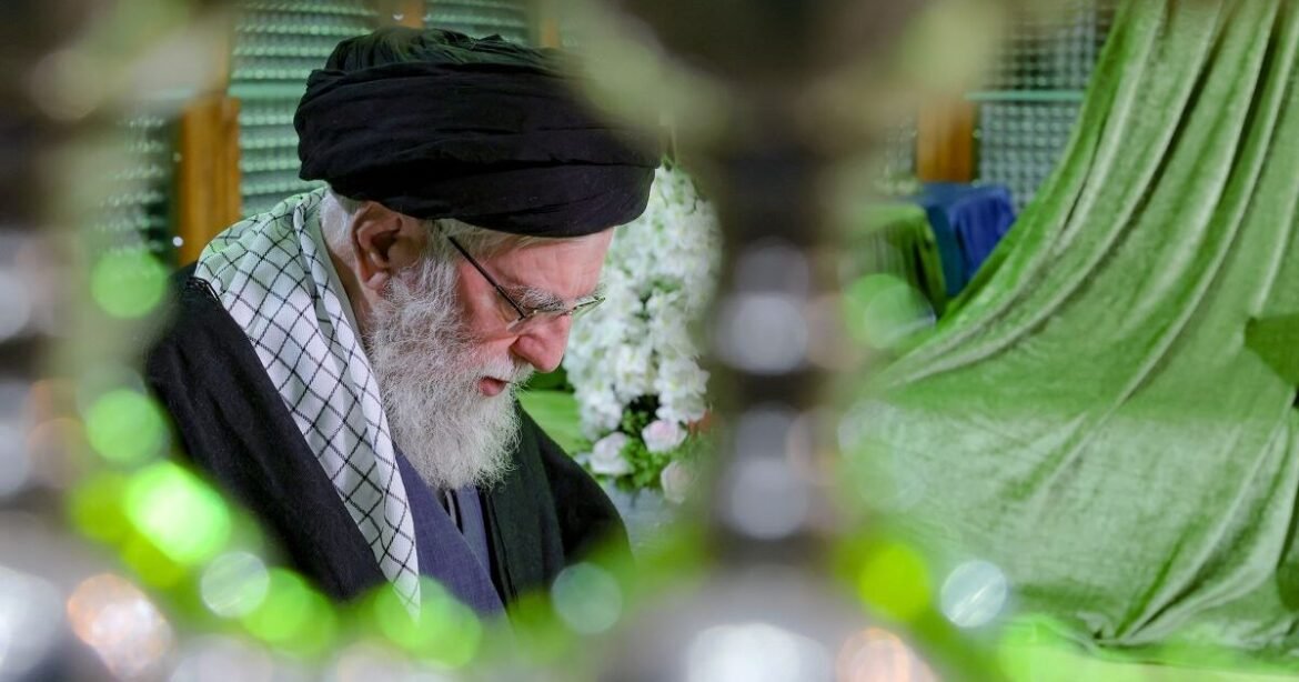 Ιράν: Δημόσια προσευχή του Χαμενεΐ βάζει τέλος στις φήμες περί «καταφυγίου» (Βίντεο, εικόνες)