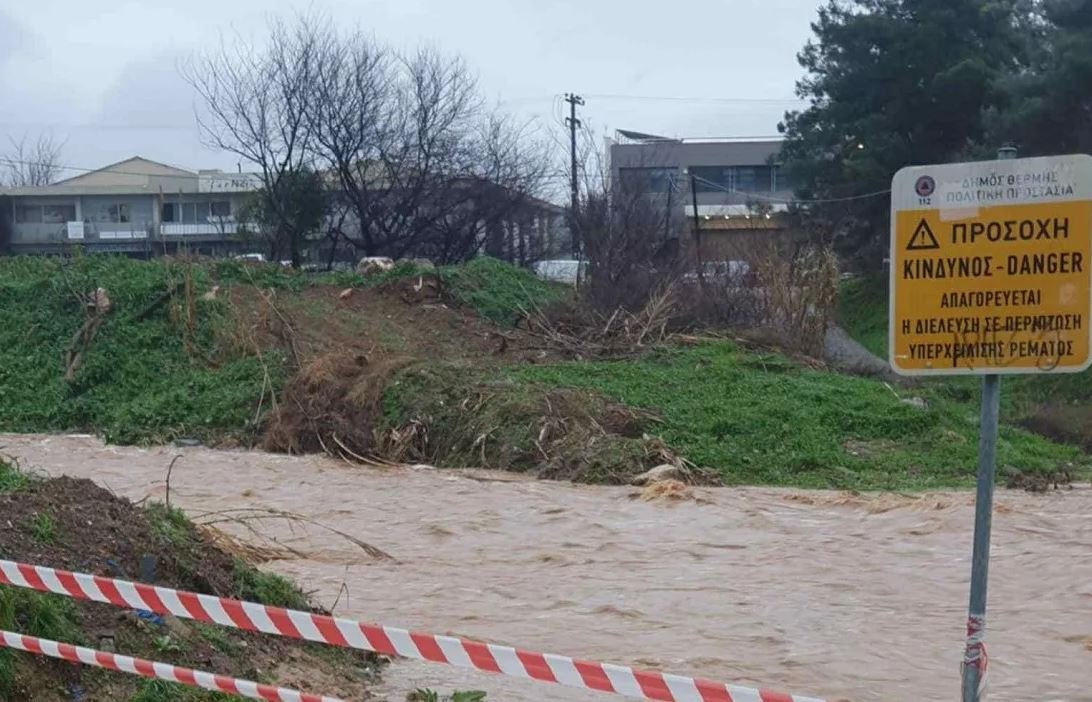 Κακοκαιρία – Θεσσαλονίκη: Έπεσαν δέντρα και υπερχείλισαν χείμαρροι στη Θέρμη – Αποκλείστηκαν οι ιρλανδικές