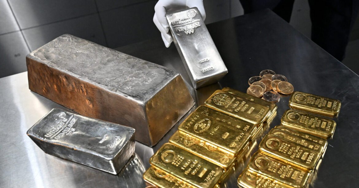 Χρυσός και ασήμι καταρρέουν διευρύνοντας τις ιστορικές απώλειες της Παρασκευής