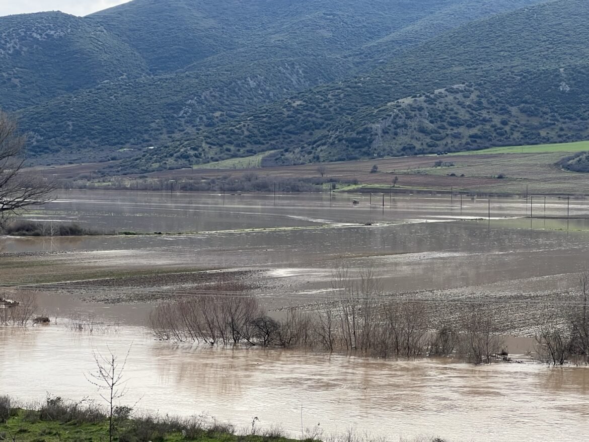 Υπερχείλισε ο Πηνειός έξω από τη Λάρισα – Πλημμύρισαν αγροτικές εκτάσεις