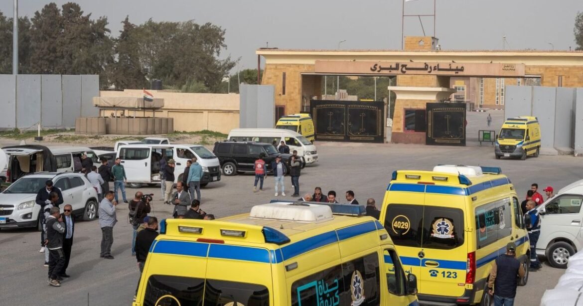 Μόλις 5 ασθενείς άφησε το Ισραήλ να περάσουν από τη Ράφα – Χιλιάδες σε αναμονή έμειναν πίσω