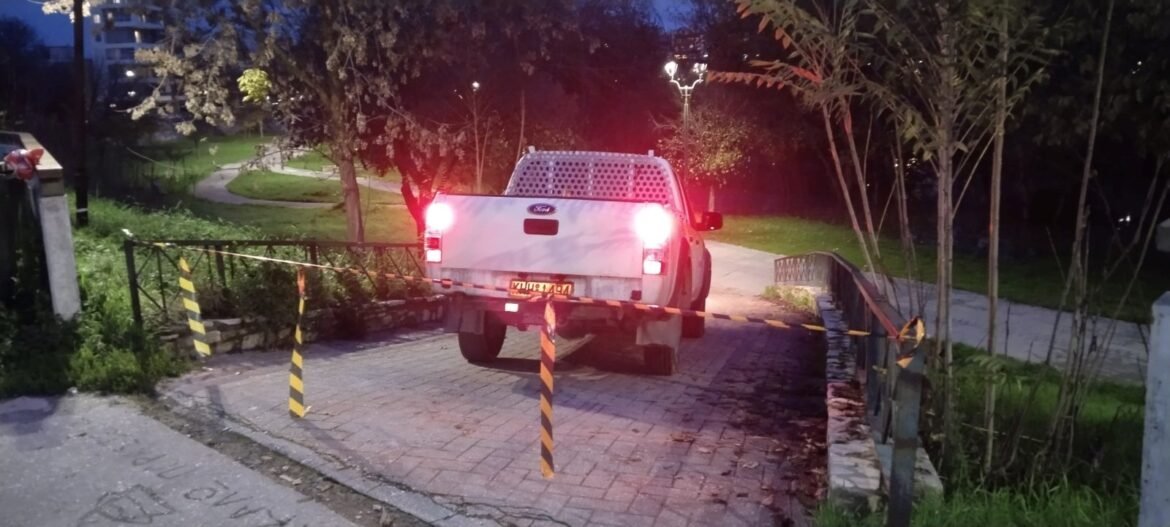 Λάρισα: Yπερχείλισε ο Πηνειός – Έκλεισε ο Δήμος τις προσβάσεις για το κοινό στην εσωτερική κοίτη