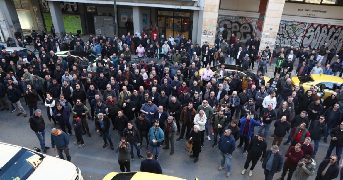 Απεργία ταξί: Ξεκίνησε η πορεία προς το Μαξίμου – Ζητάνε συνάντηση με τον Μητσοτάκη, προειδοποιούν για κινητοποίηση διαρκείας