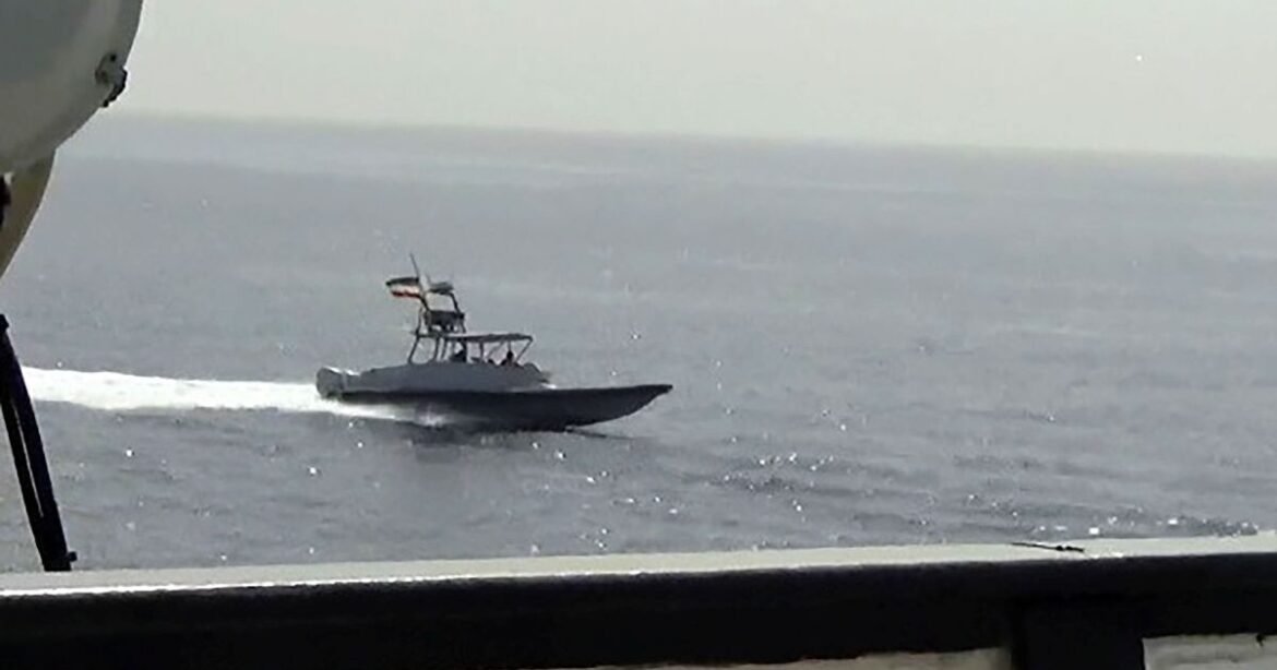 Κίνδυνος ανάφλεξης: Ιρανικά πολεμικά πλοία προσπάθησαν να σταματήσουν τάνκερ με αμερικανική σημαία