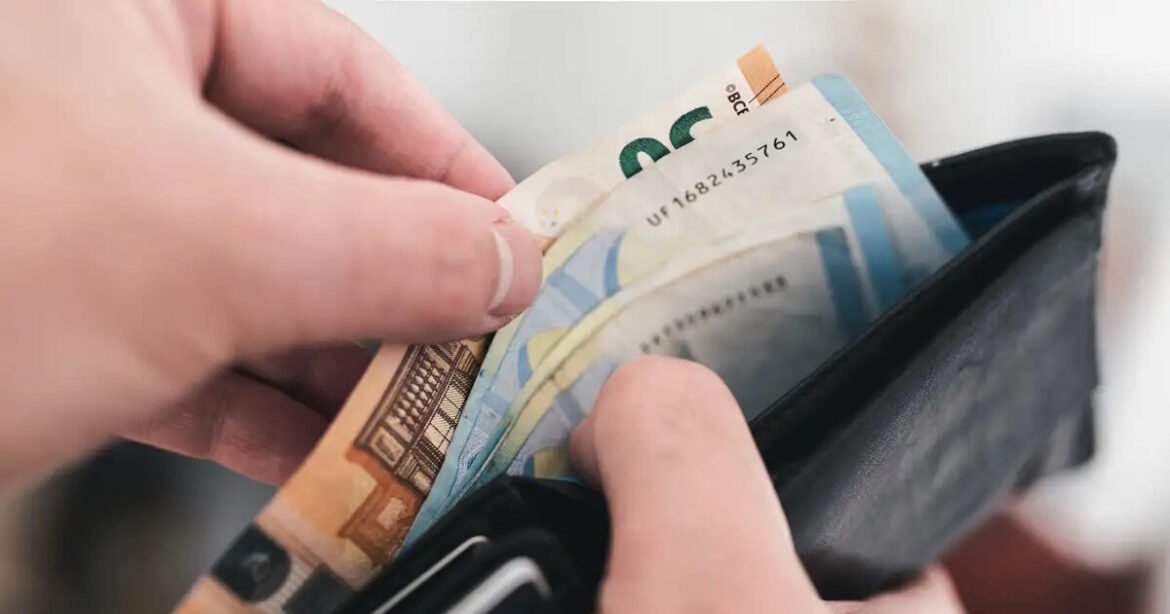 Πάνω από τα 1.500 ευρώ ο μέσος μισθός πλήρους απασχόλησης πριν το χρονοδιάγραμμα