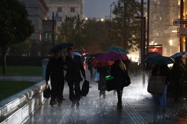 Καιρός: Έρχεται ραγδαία επιδείνωση με βροχές και καταιγίδες – Πότε θα επηρεαστεί η Αττική
