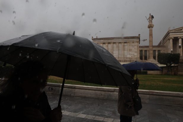 Καιρός: Τοπικές βροχές και σκόνη σήμερα – Παρέλαση με αστάθεια