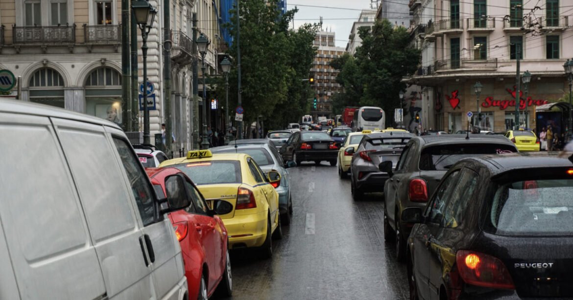 Κίνηση στους δρόμους: Ουρές χιλιομέτρων σε Κηφισό – Σημειωτόν σε Αττική Οδό, Κηφισίας και Πειραιά