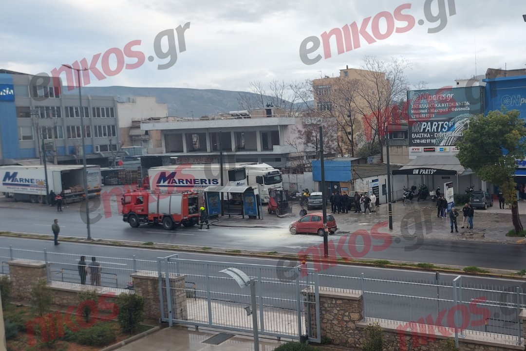 Αυτοκίνητο τυλίχθηκε στις φλόγες στην Πειραιώς – ΦΩΤΟ αναγνώστη