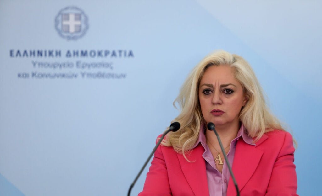 Τι απαντά η Αννα Στρατινάκη για τη διαχείριση πόρων κατάρτισης και την παραίτησή της