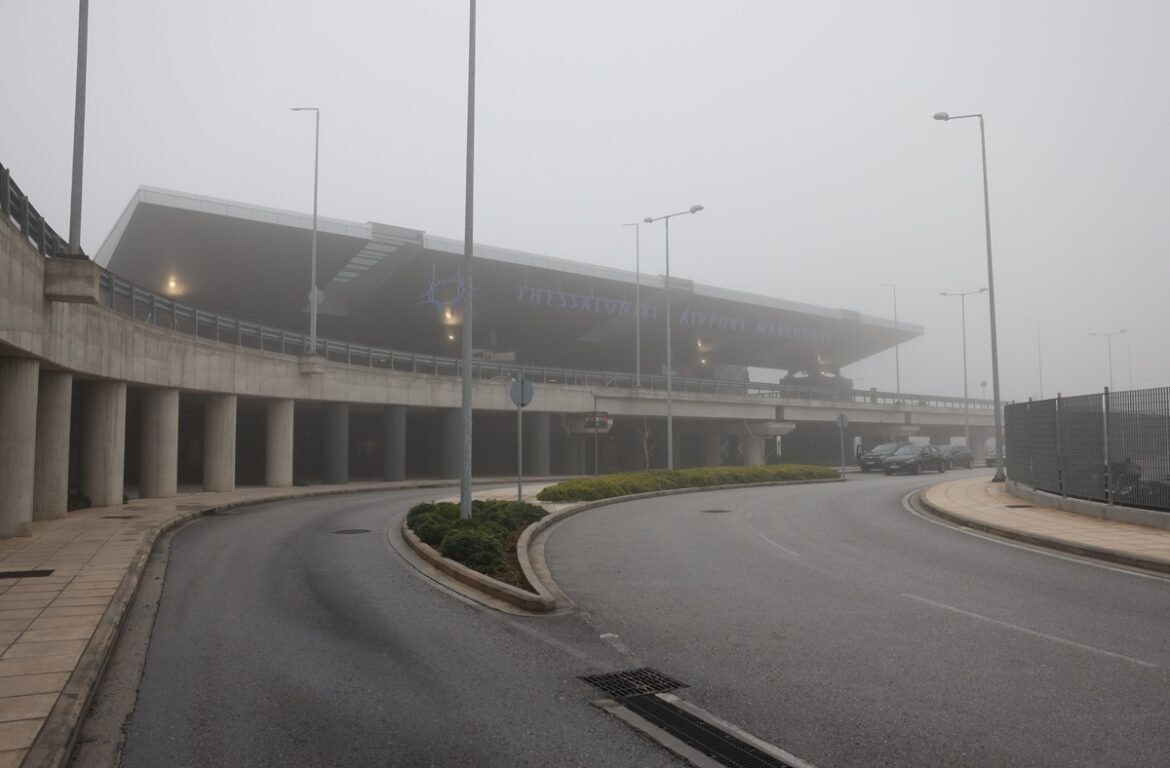 «Πέπλο» ομίχλης κάλυψε τη Θεσσαλονίκη – Προβλήματα στις πτήσεις στο αεροδρόμιο «Μακεδονία»
