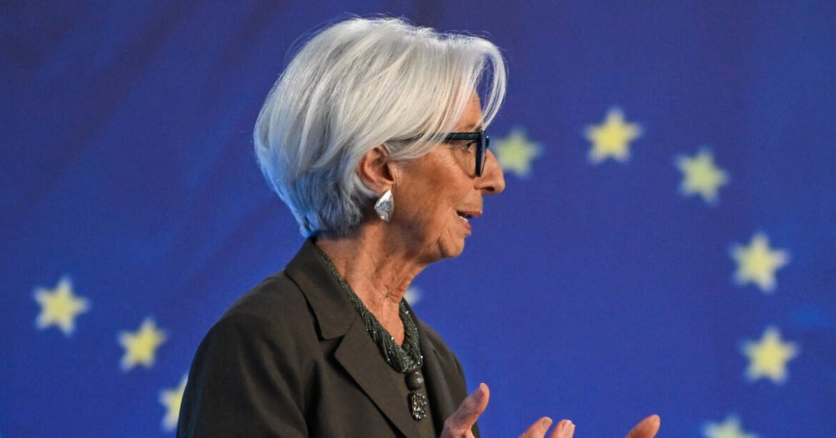 Η ΕΚΤ τηρεί στάση αναμονής στα επιτόκια – Το μήνυμα Λαγκάρντ