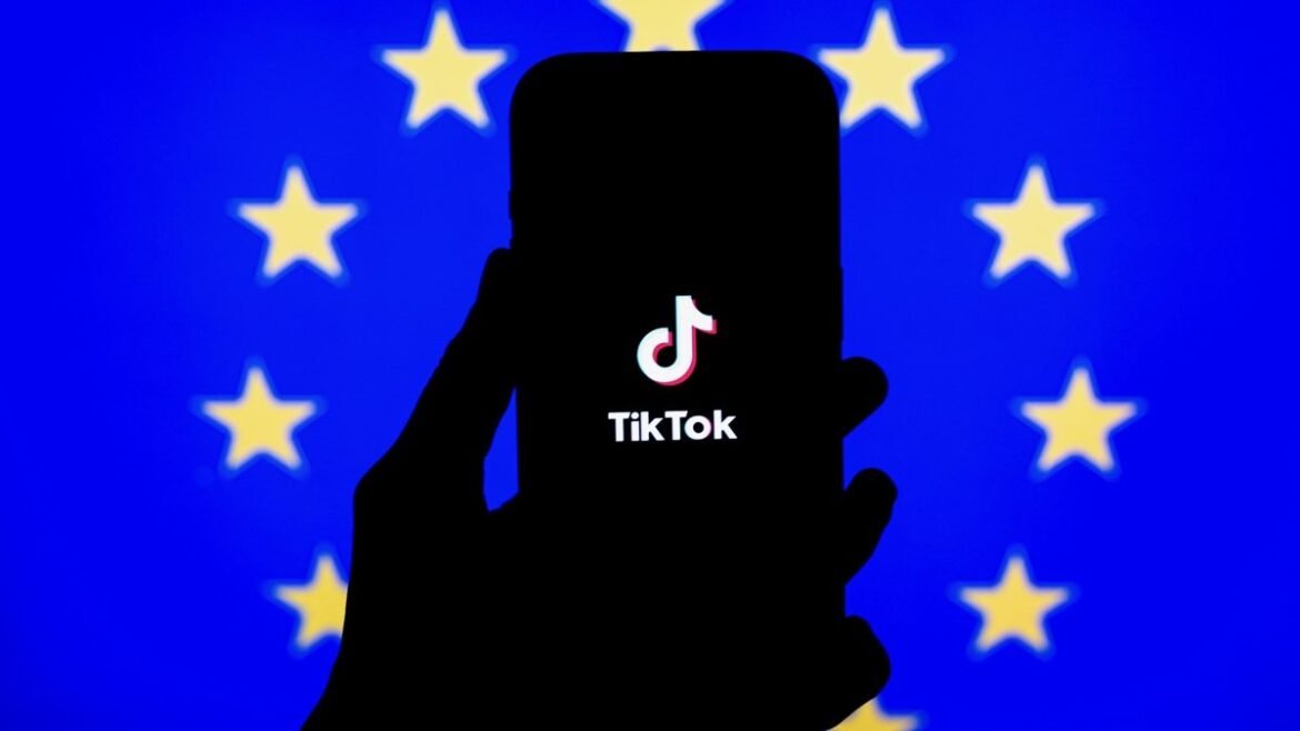 «Καμπάνα» από την ΕΕ στο TikTok για εθιστικό σχεδιασμό: Τέλος στο ατελείωτο scrolling;