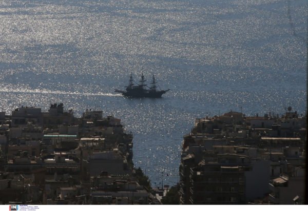 Θεσσαλονίκη: Ανασύρθηκε 74χρονος που έπεσε στη θάλασσα – Σώθηκε με τη βοήθεια και περαστικών