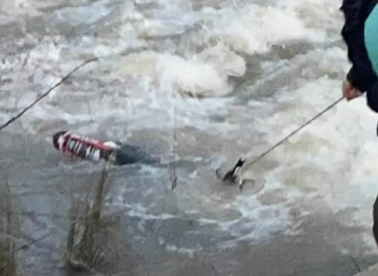 Κοζάνη: Κυνηγοί έσωσαν μοτοσικλετιστή που παρασύρθηκε από ορμητικά νερά – ΦΩΤΟ