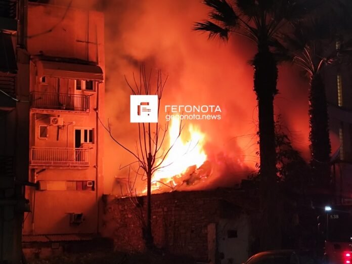 Βόλος: Συναγερμός για φωτιά σε διώροφο κτίριο στο κέντρο της πόλης – ΦΩΤΟ