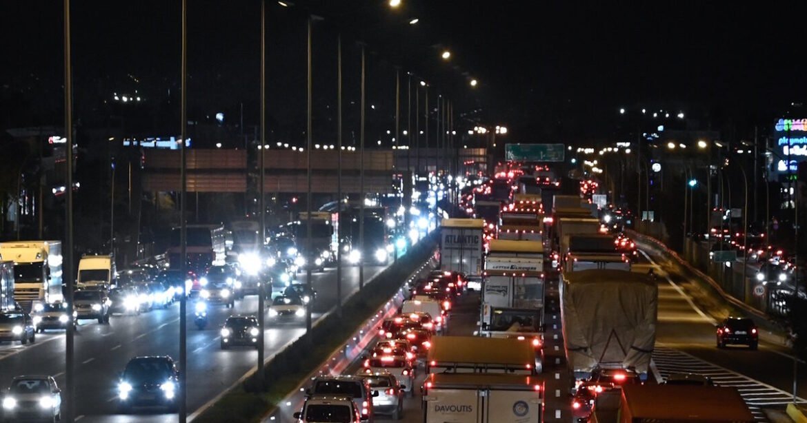 Μποτιλιάρισμα χιλιομέτρων στον Κηφισό προς Πειραιά λόγω τροχαίου – «Ουρές» από Κρυονέρι έως Περιστέρι