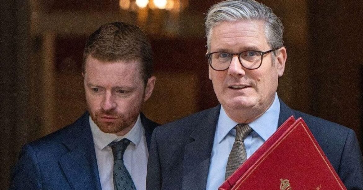 Βρετανία: Παραιτήθηκε το «δεξί χέρι» του Στάρμερ λόγω του σκανδάλου Μάντελσον – Eπστάιν