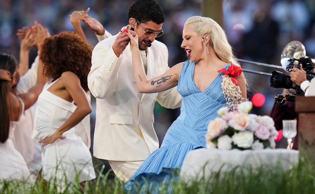 Ο Bad Bunny έγραψε Ιστορία στο halftime του Super Bowl: Ένα show γεμάτο αγάπη, μηνύματα και latin περηφάνια