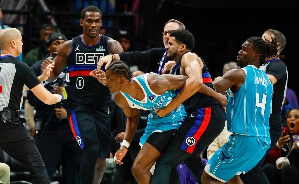 Σύρραξη στο παιχνιδι Πίστονς – Χόρνετς: Παίκτες έπαιξαν μπουνιές και αποβλήθηκαν (Βίντεο)