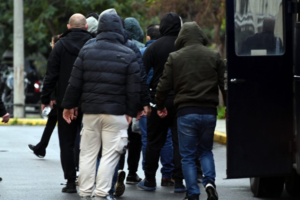 Κύκλωμα λαθραίων τσιγάρων: Σήμερα οι απολογίες των «εγκεφάλων» – Το βίντεο του «Πούτιν» με τεχνητή νοημοσύνη