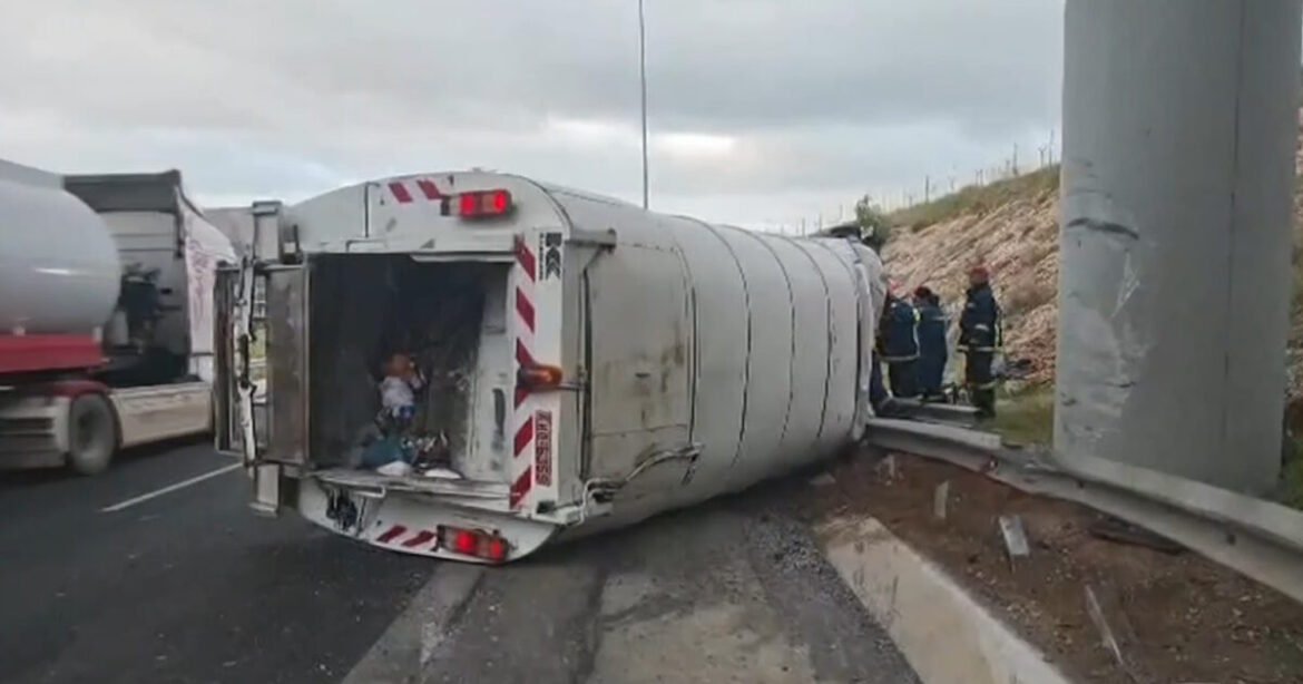 Τροχαίο με απορριμματοφόρο στην περιφερειακή Αιγάλεω: Στο νοσοκομείο ο οδηγός – Καθυστερήσεις στο ύψος της εξόδου προς Αττική Οδό