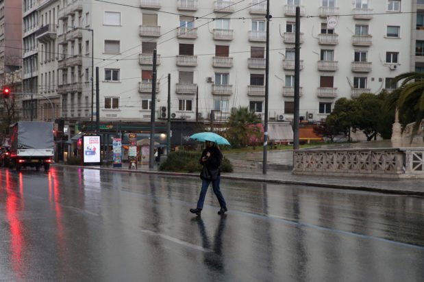 Καιρός: Έκτακτο δελτίο από την ΕΜΥ – Δύο διαδοχικά κύματα κακοκαιρίας, πότε αναμένονται καταιγίδες