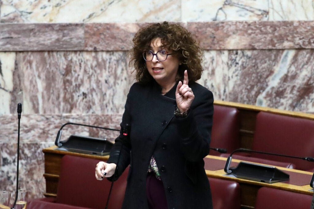 Καραγεωργοπούλου: Το «φίλτρο της Ζωής» και η αντίστροφη μέτρηση με την ΑΙ παρουσίαση  – «Τώρα διαβάζω την “Ιθάκη” του Τσίπρα»